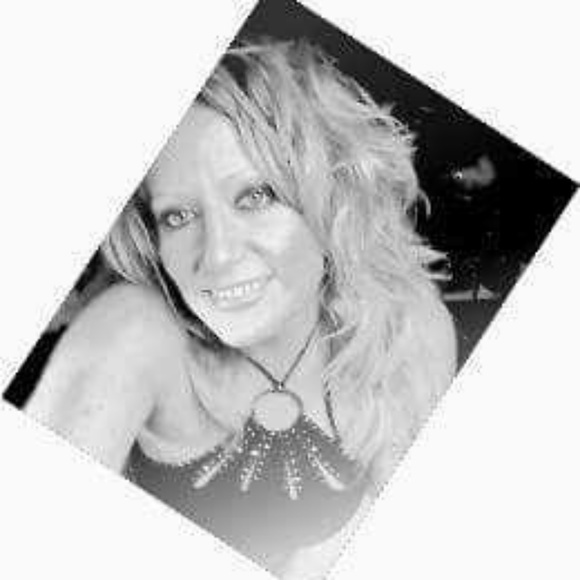 Meet your Posher, Nicole - Picture 1 of 2